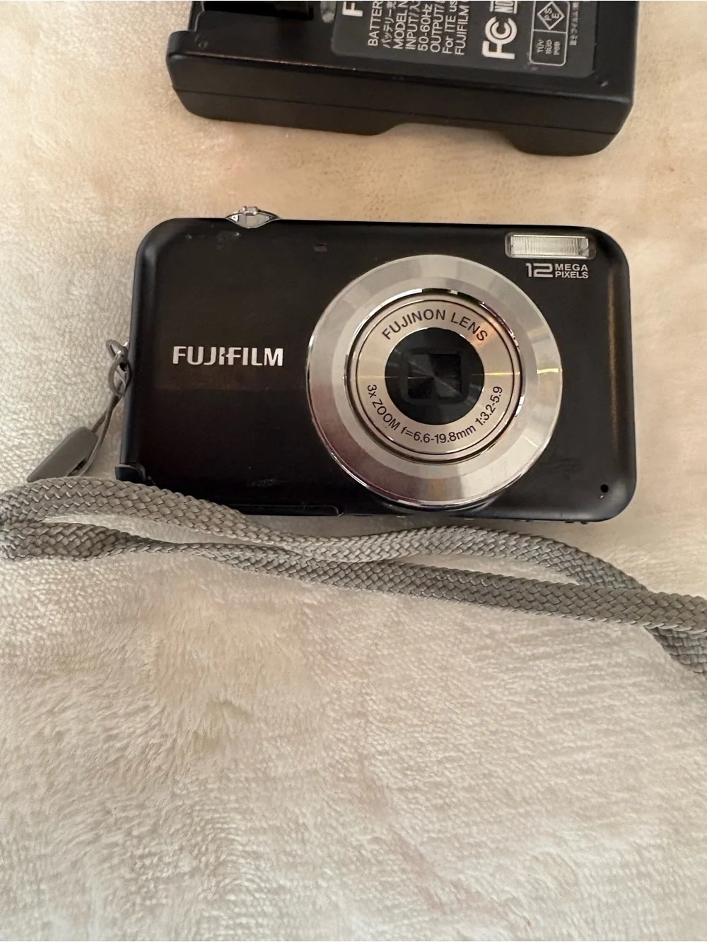 Fuji FinePix JV100 12MP Digital Camera, Battery, Sd  2 Gb Charger Tested